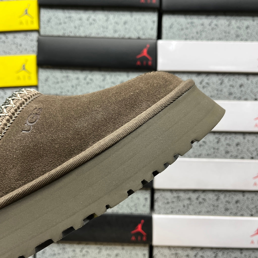 UGG Tazz II Platform Slippers in Walnut Brown