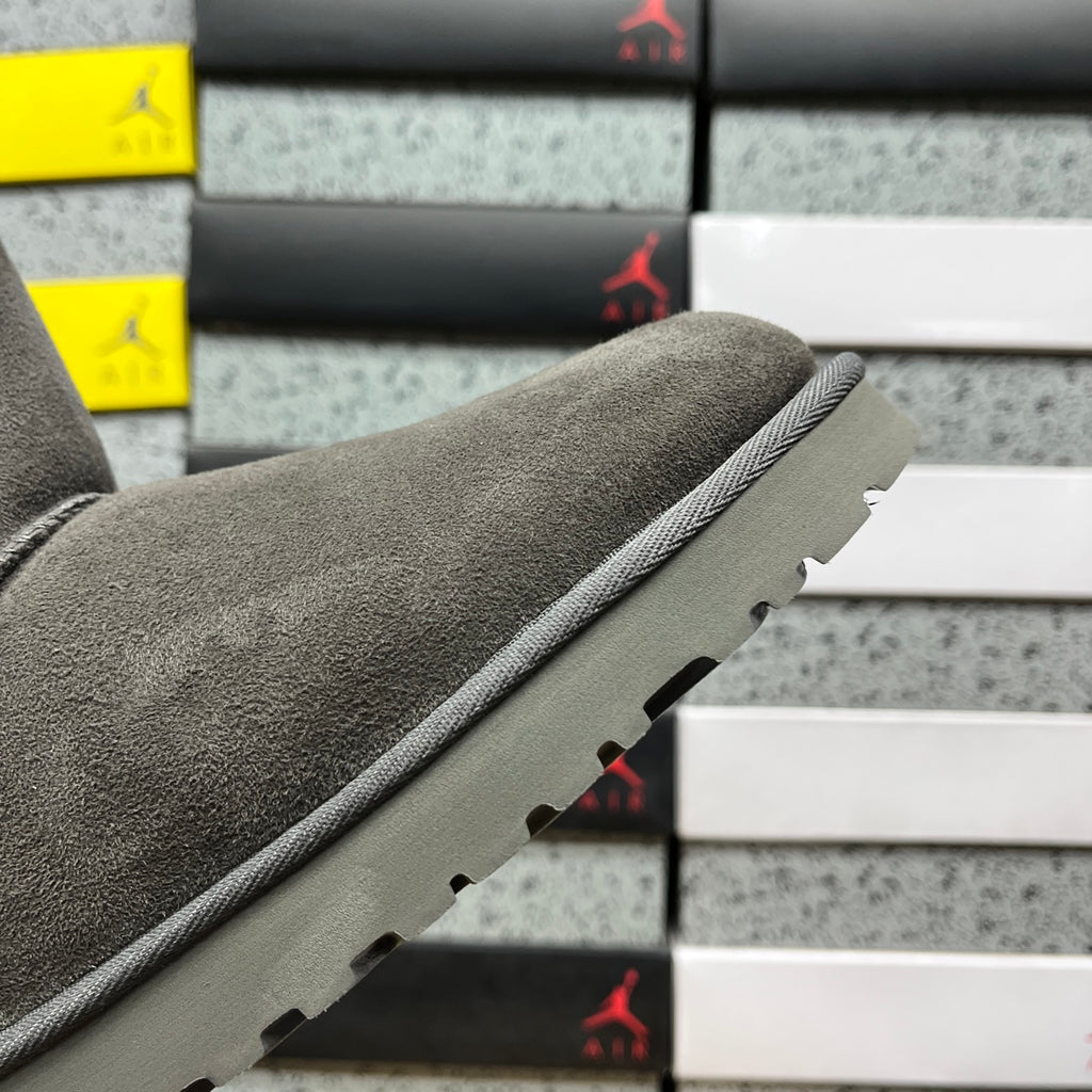UGG Bailey Button II Boots in Grey