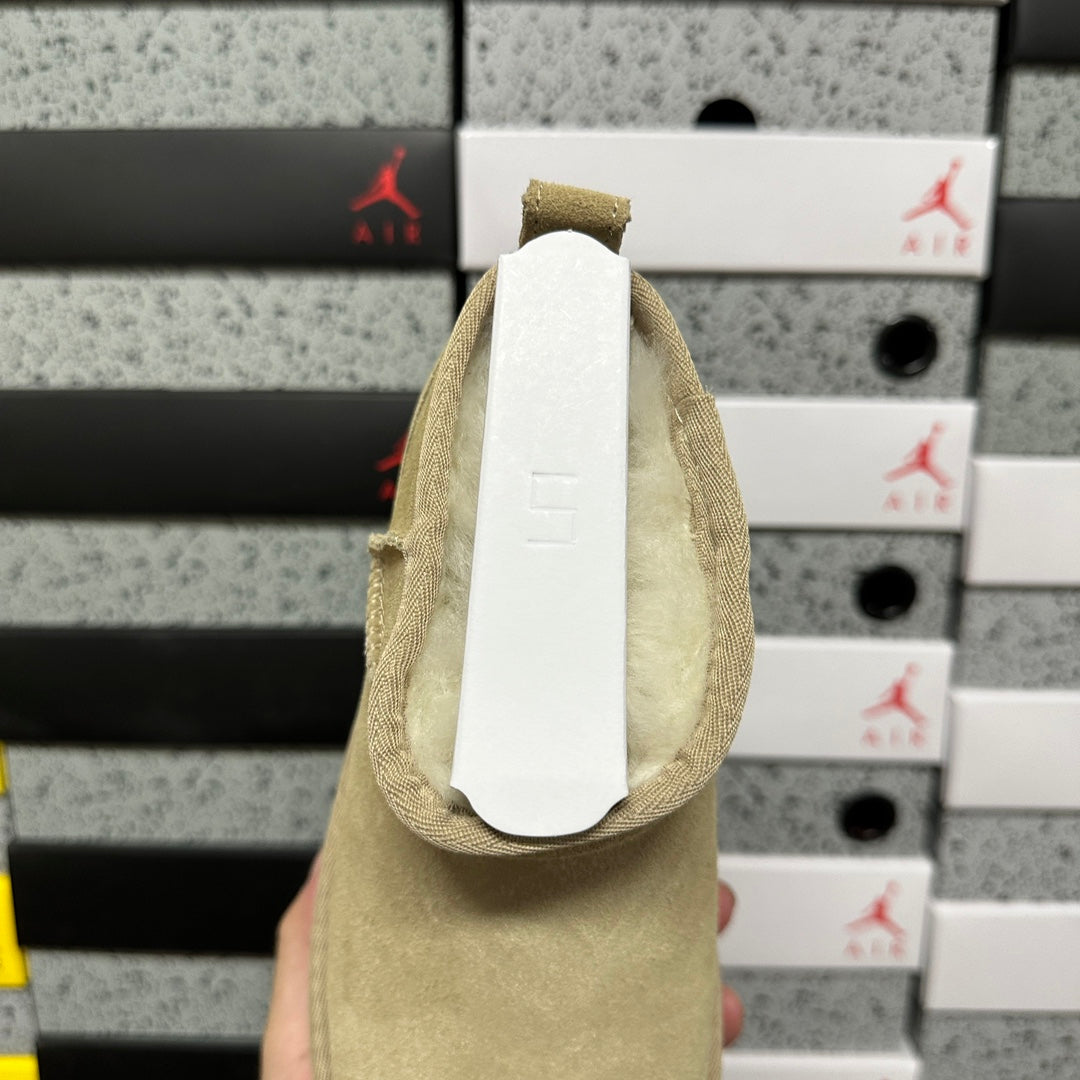 UGG Mini Platform Ankle Boots in Light Khaki – 3 cm