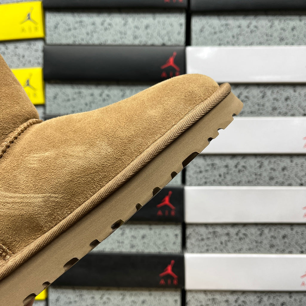 UGG Classic Short Boots in Chestnut