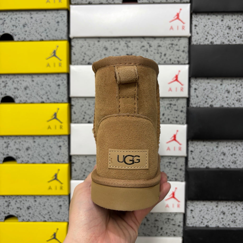 UGG Classic Short Boots in Chestnut